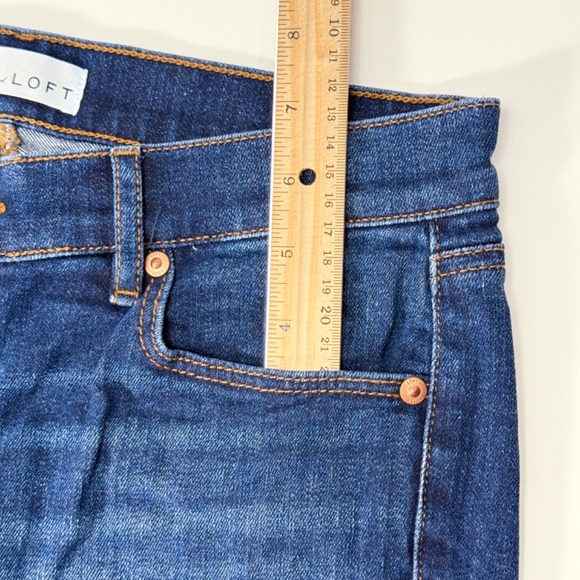 👖 LOFT Dark Blue Wash Jean Shorts – Size 4 / 27" – 10" Inseam – Retail: $60 - Picture 6 of 13